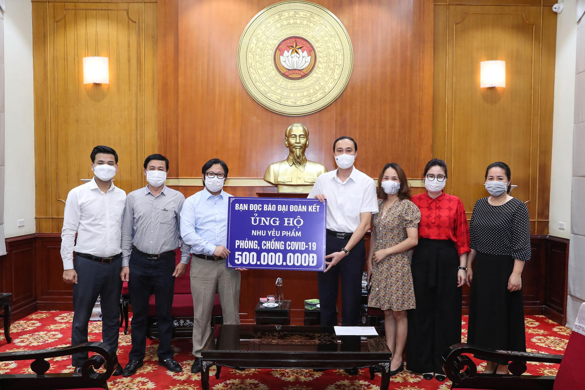 Phó Chủ tịch UBTƯ MTTQ Việt Nam Phùng Khánh Tài tiếp nhận ủng hộ phòng, chống dịch từ bạn đọc Báo Đại Đoàn Kết.