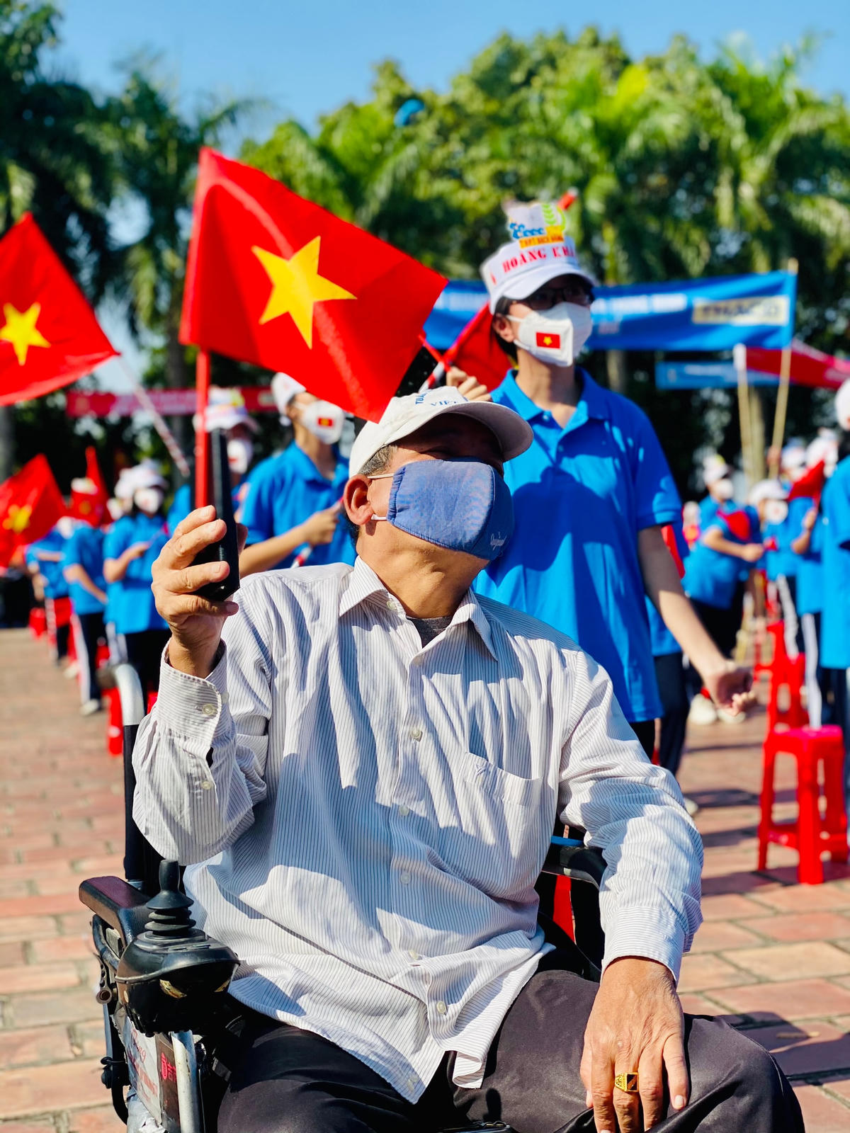 Một người dân Quảng Yên vượt qua sự khó khăn trong việc đi lại để tới Điểm cầu tại sân đền Trần Hưng Đạo và miếu Vua Bà, trực tiếp cổ vũ thể hiện sự kỳ vọng sâu sắc của người dân nơi đây dành cho Hoàng Khánh.