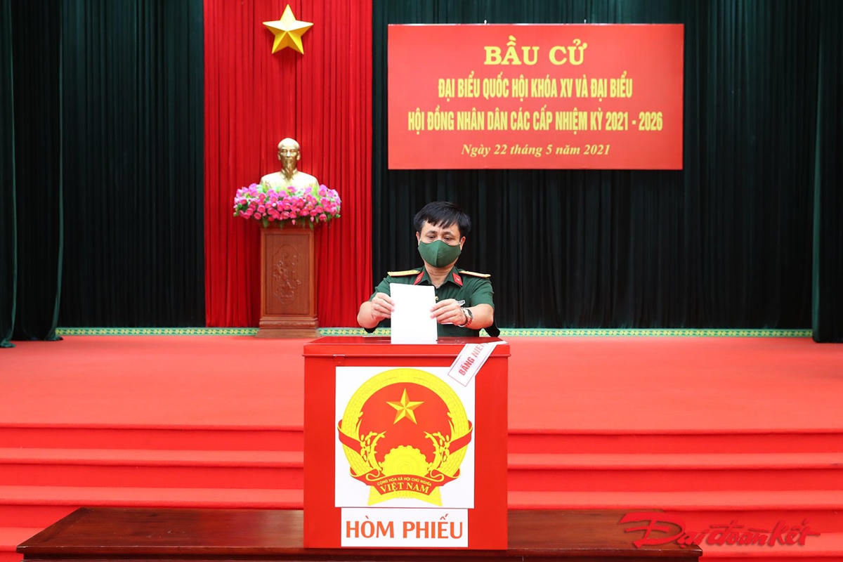 Các cử tri thực hiện bỏ phiếu. Ảnh: Quang Vinh. 