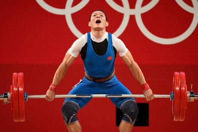 VĐV Trung Quốc đứng một chân nâng tạ vẫn... phá kỷ lục Olympic