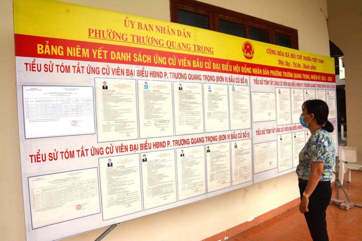 Cử tri tìm hiểu về các ứng cử viên tại một điểm bầu cử.
