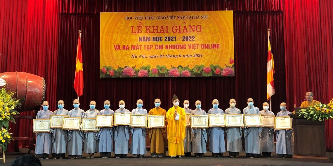 Trao bằng khen cho các tăng, ni sinh có thành tích xuất sắc.