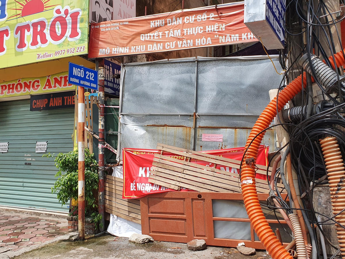 Song song với việc tăng cường kiểm tra giấy đi đường của người dân, nhiều tuyến phố, con ngõ trên địa bàn thủ đô cũng lập các rào chắn, bịt kín lối đi để hạn chế việc di chuyển của người dân.