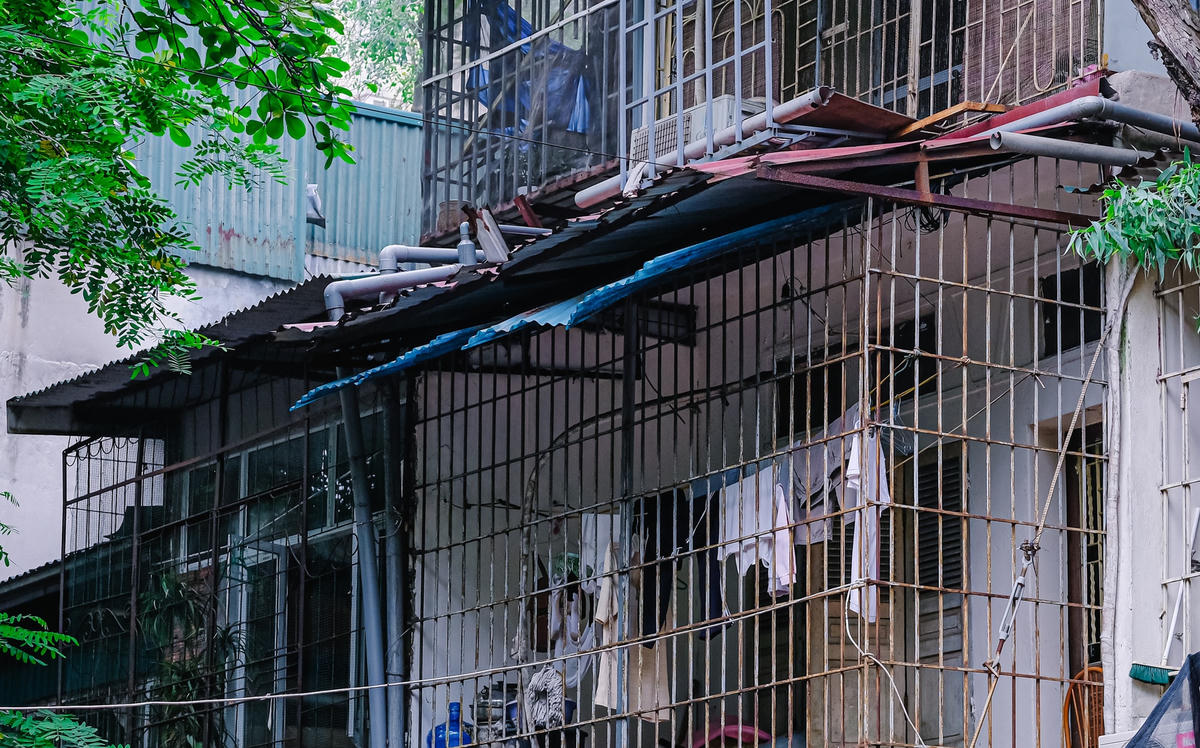 Hầu hết, phần mái tôn đua ra ngoài đều đã rất cũ kỹ, xô lệch gây mất an toàn cho người dân khi đi qua đoạn đường này.