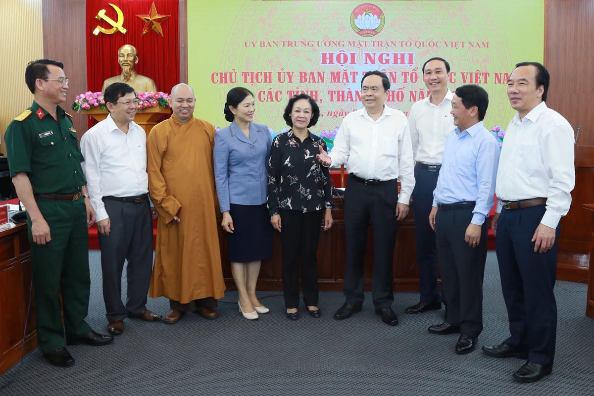 Trưởng ban Dân vận Trung ương Trương Thị Mai, Chủ tịch Trần Thanh Mẫn và các đại biểu trao đổi bên lề hội nghị. Ảnh: Quang Vinh.