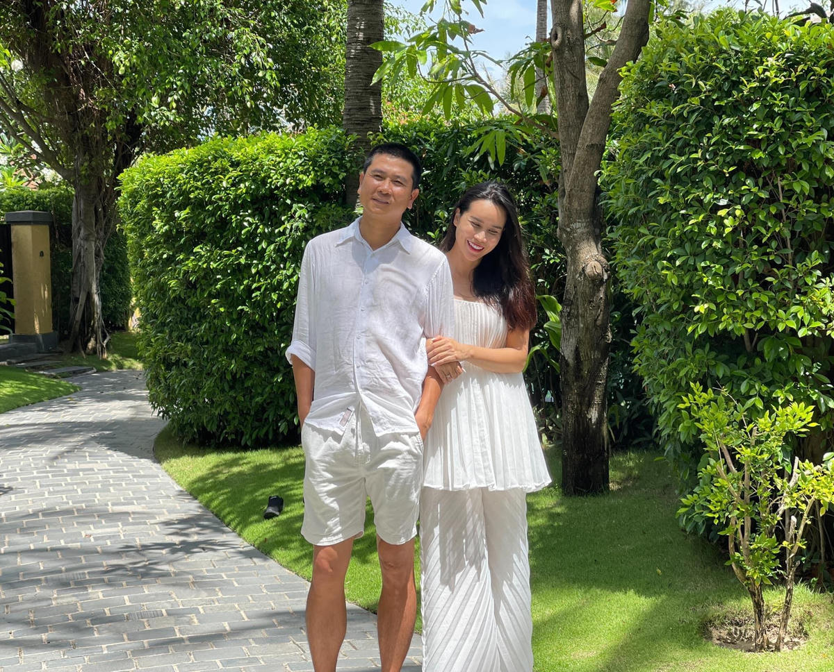 Lưu Hương Giang bày tỏ tình cảm với ông xã Hồ Hoài Anh: "Mấy ngày ốm đau nằm bẹp, may mà có 1 tay chồng chăm sóc cơm nước thuốc men cả gần chục ngày, vợ chồng lúc khó khăn mới hiểu lòng nhau. Hẹn ngày nắng đẹp, ngày bình thường mới ta lại khỏe mạnh dắt tay nhau đi khắp nơi".