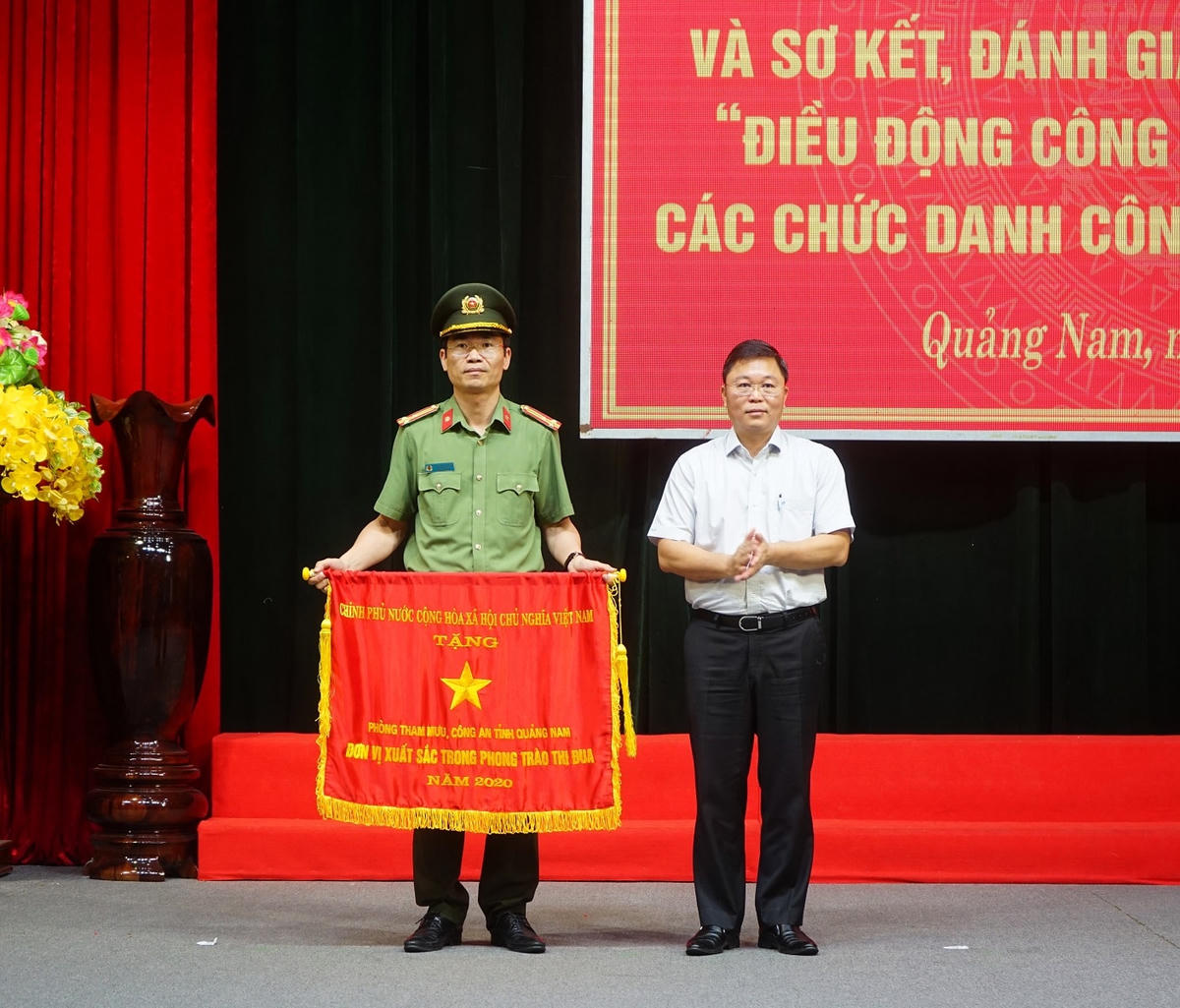 Thừa ủy quyền, Chủ tịch UBND tỉnh Lê Trí Thanh trao tặng Cờ thi đua xuất sắc của Thủ tướng Chính phủ cho Phòng Tham mưu Công an tỉnh.