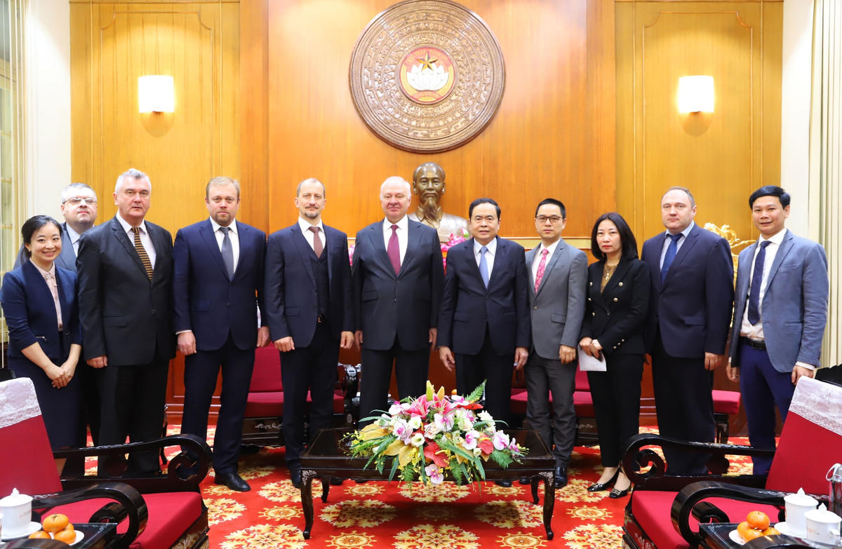 Chủ tịch Trần Thanh Mẫn chụp ảnh lưu niệm với Đại sứ Konstantin Vnukov.