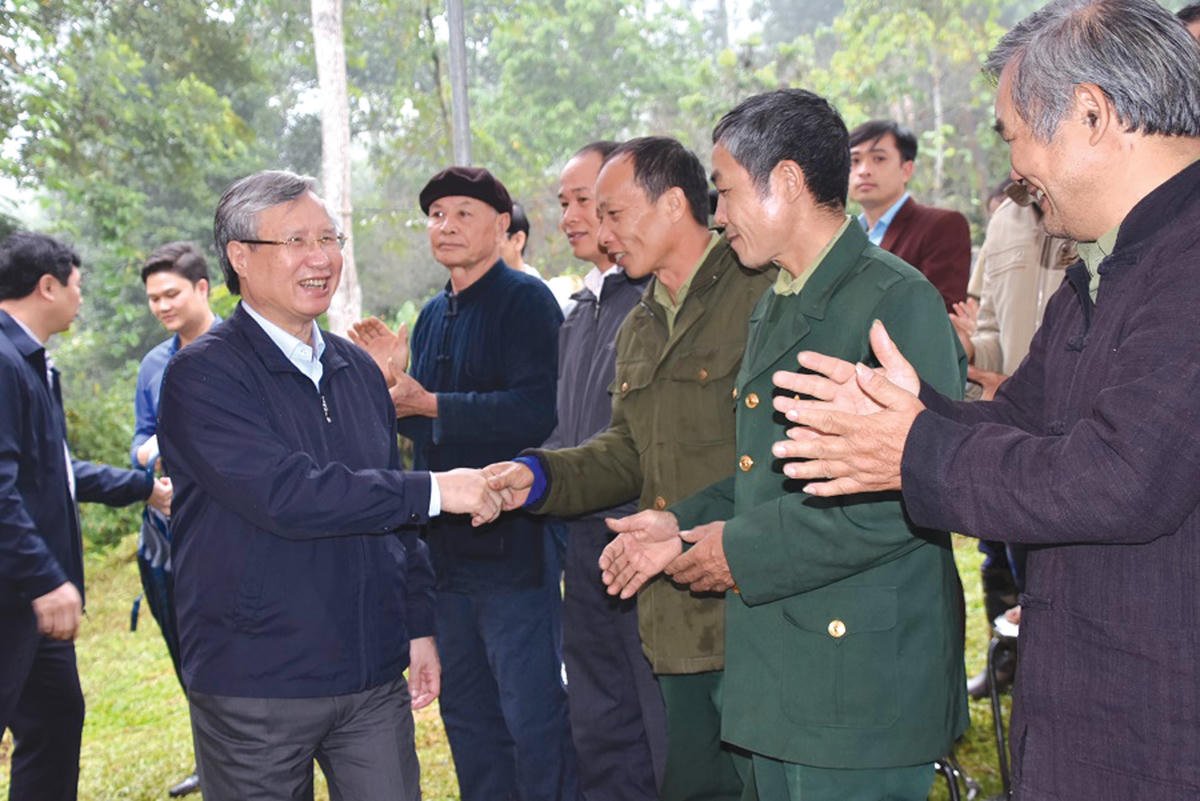 Ủy viên Bộ Chính trị, Thường trực Ban Bí thư Trần Quốc Vượng thăm hỏi bà con nhân dân thôn Nà Tẳng, xã Lương Bằng, huyện Chợ Đồn, tỉnh Bắc Kạn trong Ngày hội Đại đoàn kết. Ảnh: Trung Hiếu.  