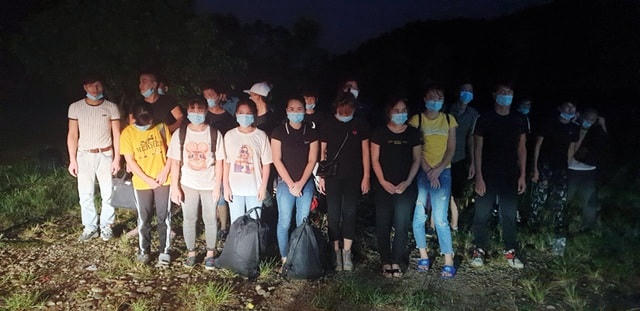 Lực lượng biên phòng trong một ngày phát hiện 2 vụ với tổng cộng 45 người Việt Nam nhập cảnh trái phép (Ảnh: Báo Quảng Ninh).  