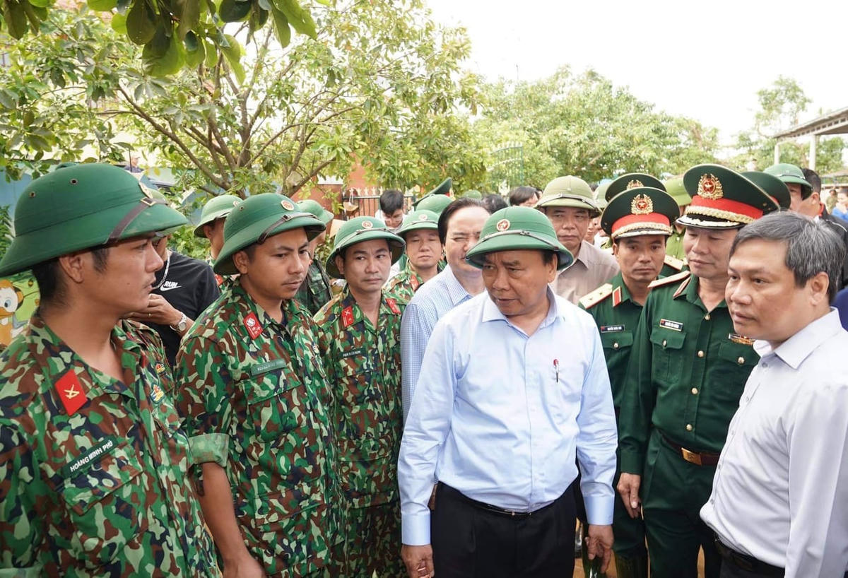Thủ tướng Nguyễn Xuân Phúc trao đổi với các đơn vị đang làm công tác khắc phục hậu quả mưa lũ. Ảnh: Quang Hiếu.