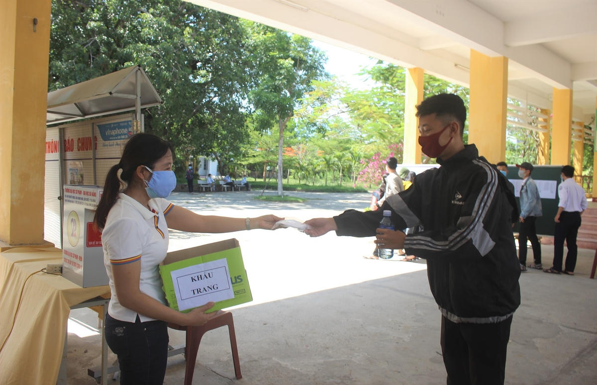 Thí sinh được phát khẩu trang.