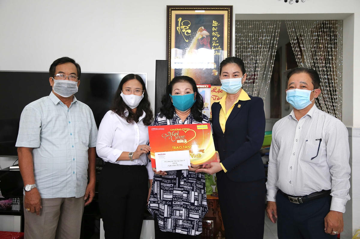 Thăm tặng quà nghệ sĩ Kiều Mỹ Dung 
