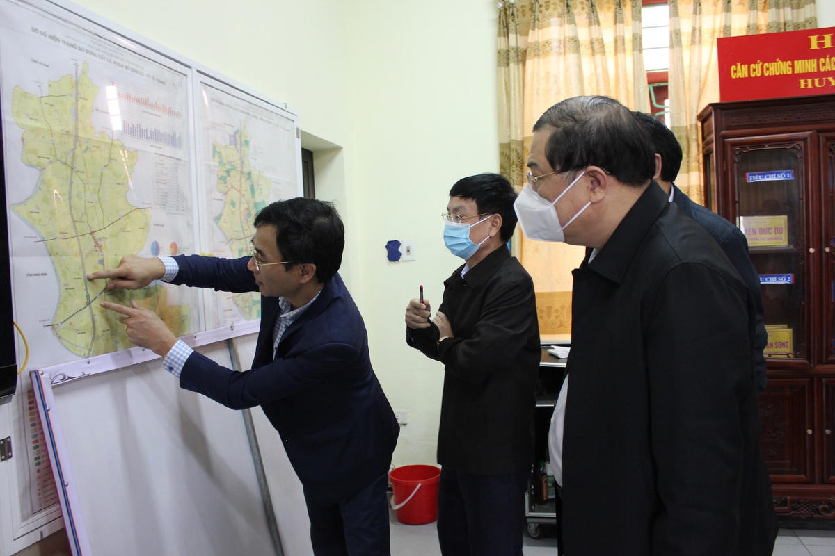 Bí thư Tỉnh ủy Nam Định Phạm Gia Túc, Chủ tịch UBND tỉnh Phạm Đình Nghị kiểm tra, chỉ đạo phương án ứng phó với ổ dịch thôn Đằng Động sáng nay, 18/10.