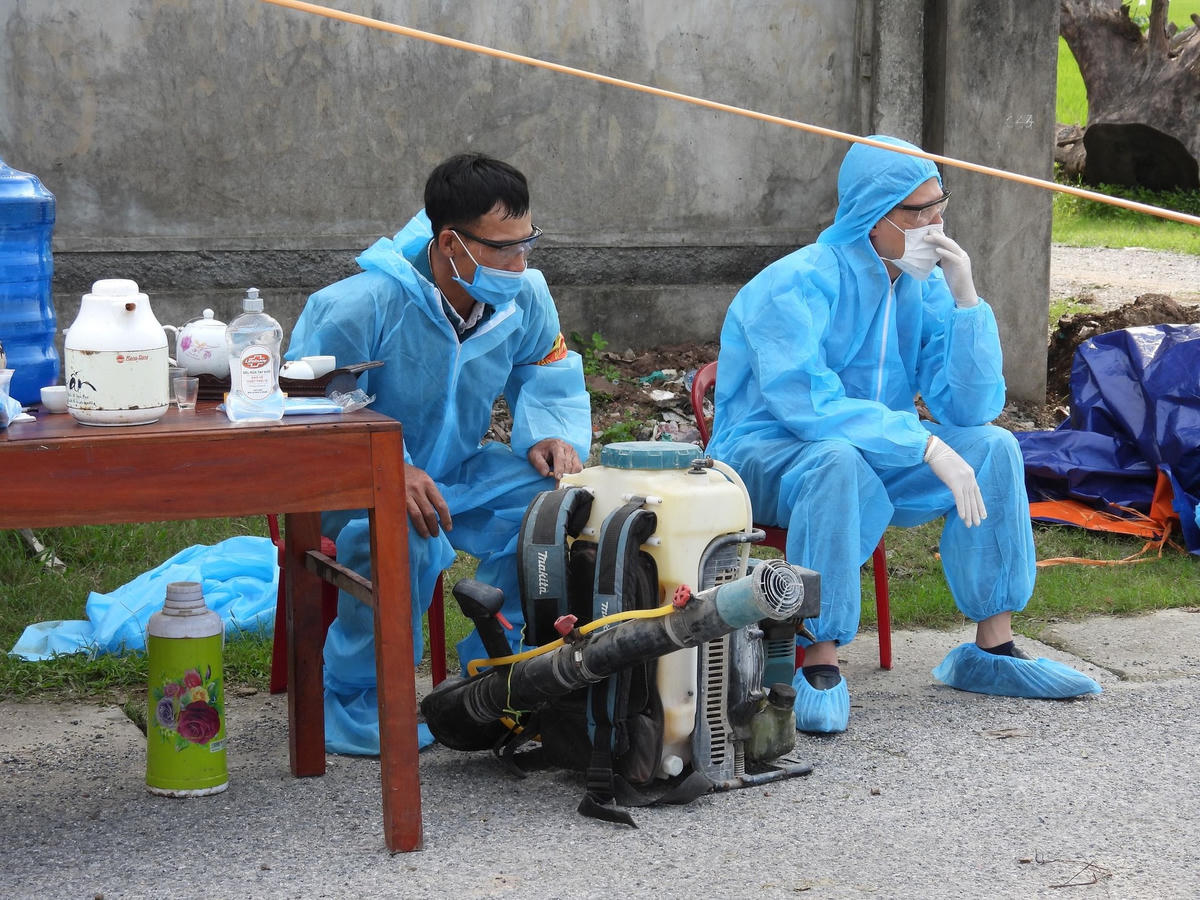 Nhân viên phòng dịch cùng các phương tiện thực hiện nhiệm vụ tại thôn Quan Nhân.
