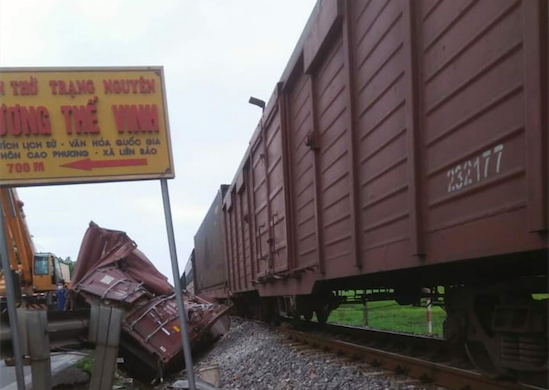Nam Định: Xe container chồm lên đường ray ‘gặp’ tàu hoả
