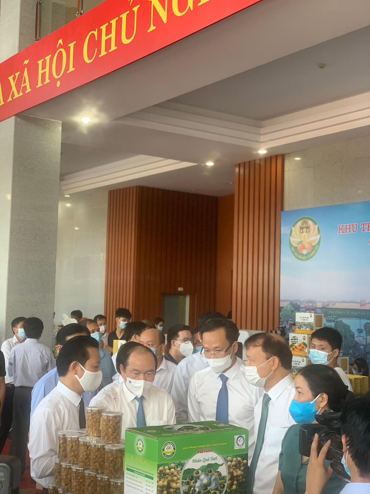 Lãnh đạo tỉnh Hưng Yên và Bộ Công thương thăm quan các gian hàng sản phẩm  nông sản 