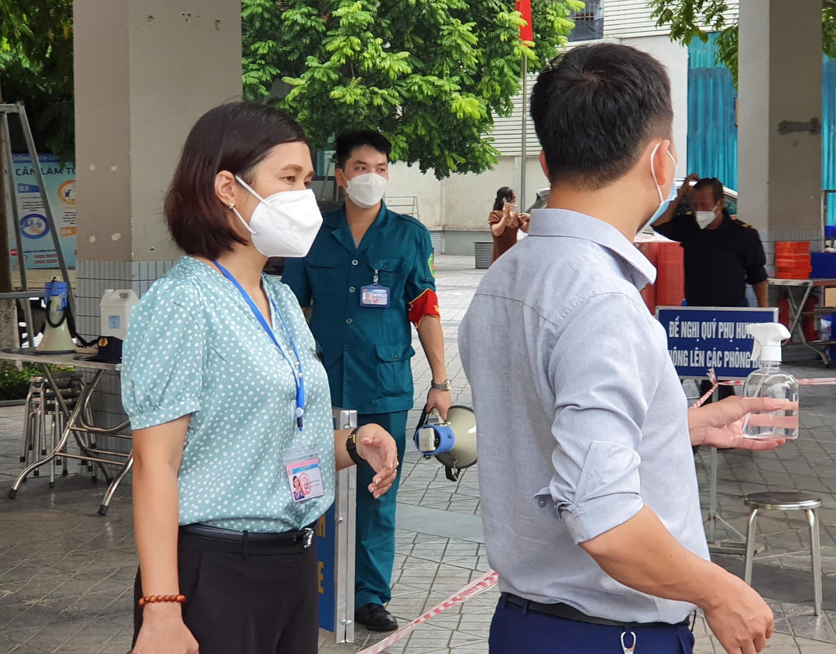Bà Nguyễn Thị Việt Hà, Phó Chủ tịch UBND phường Thụy Khuê cũng đã có mặt từ sớm để giám sát việc thực hiện mua bán tại đây.
