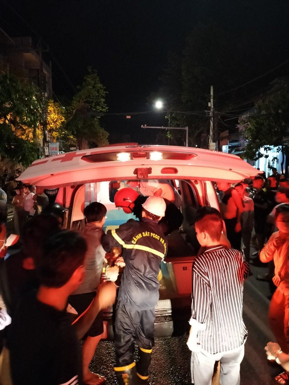 Lực lượng chức năng Quảng Ngãi nỗ lực cứu người bị nạn.