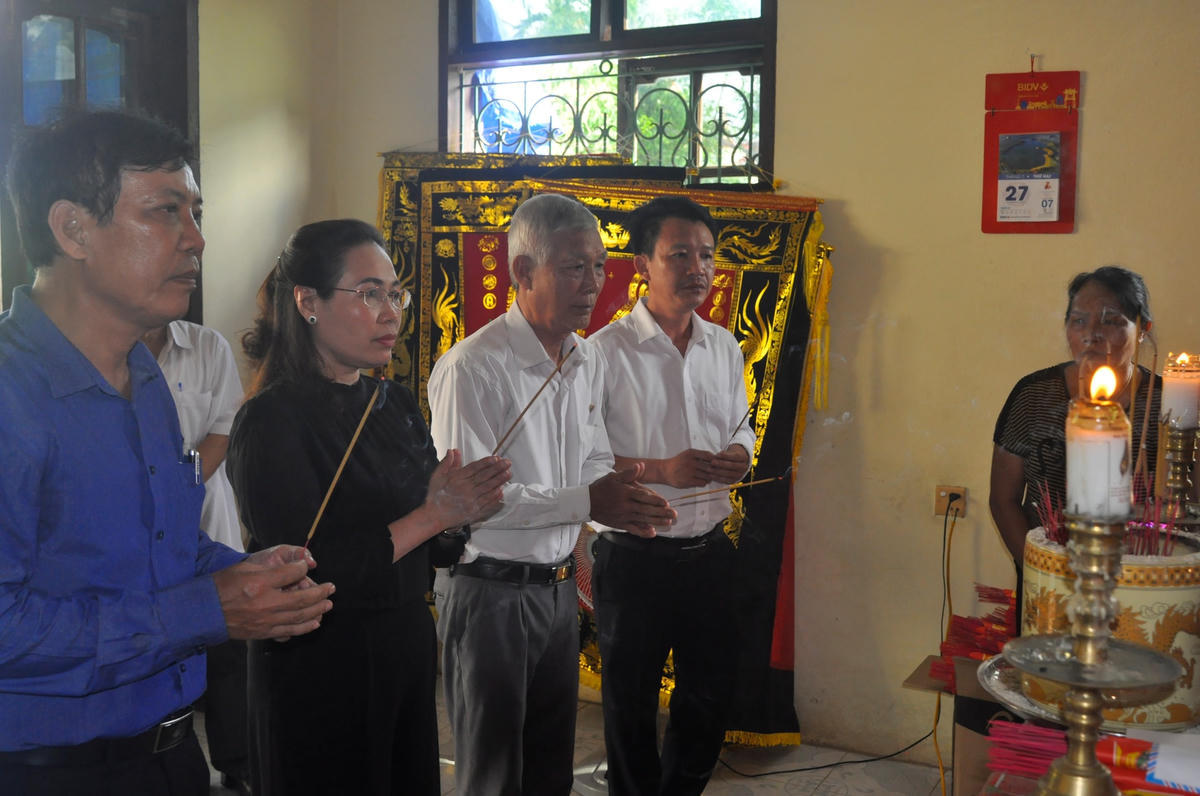 Thắp nén hương cho người tử nạn.