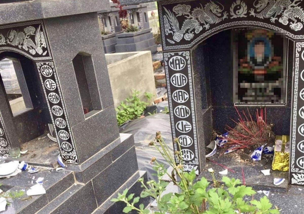 Cả trăm ngôi mộ bị kẻ xấu phá hoại.