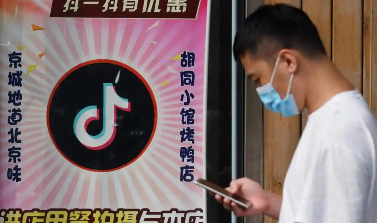 Tiktok đang trở thành ứng dụng xã hội 'hot' nhất trên thế giới. Ảnh: The Guardian.