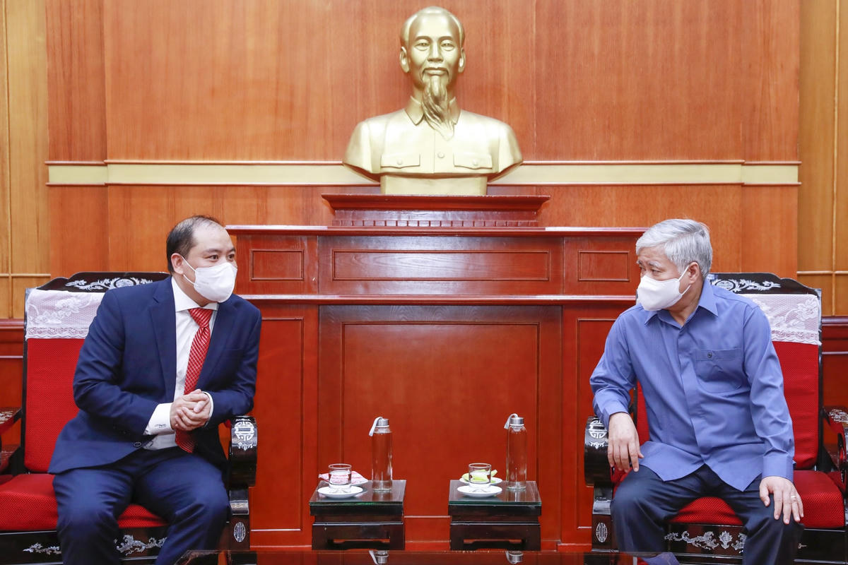 Chủ tịch Đỗ Văn Chiến trò chuyện với ông Hoàng Văn Tùng, Trưởng ban điều phối Giáo hội các thánh hữu ngày sau của Chúa Giê su Ky Tô.