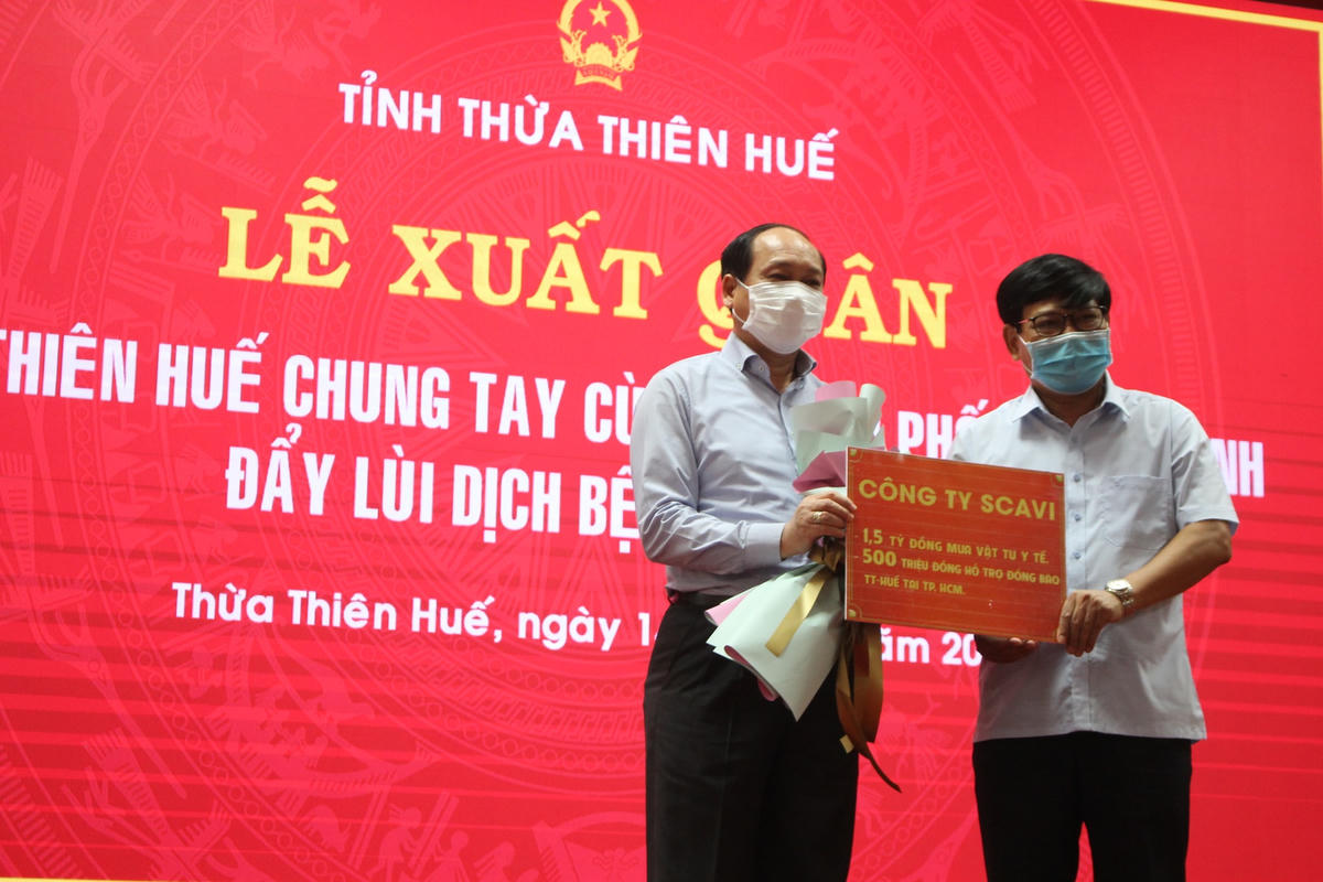 Chủ tịch Ủy ban MTTQ Việt Nam tỉnh Thừa Thiên - Huế Nguyễn Nam Tiến nhận tài trợ.