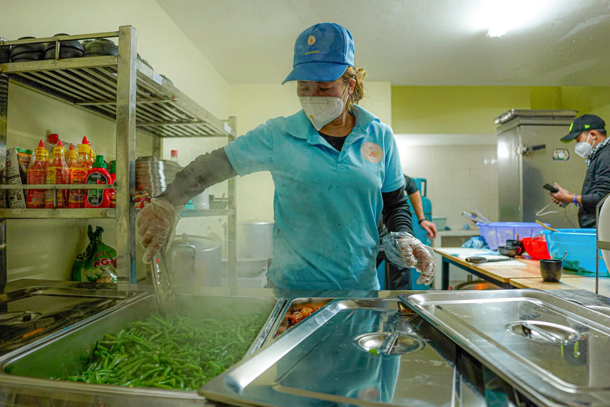 Chị Hoàng Kim Ngọc chủ quán chia sẻ: “Tiêu chí của quán chúng tôi là đón tất cả mọi người, không kể giàu nghèo, chỉ cần thích ăn chay thì đều có thể tới”.
