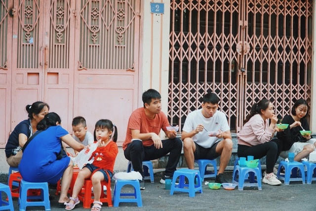 Không cần mái che, không cần bàn ăn nhưng quán nhỏ của chị Hoa vẫn thu hút đông thực khách  