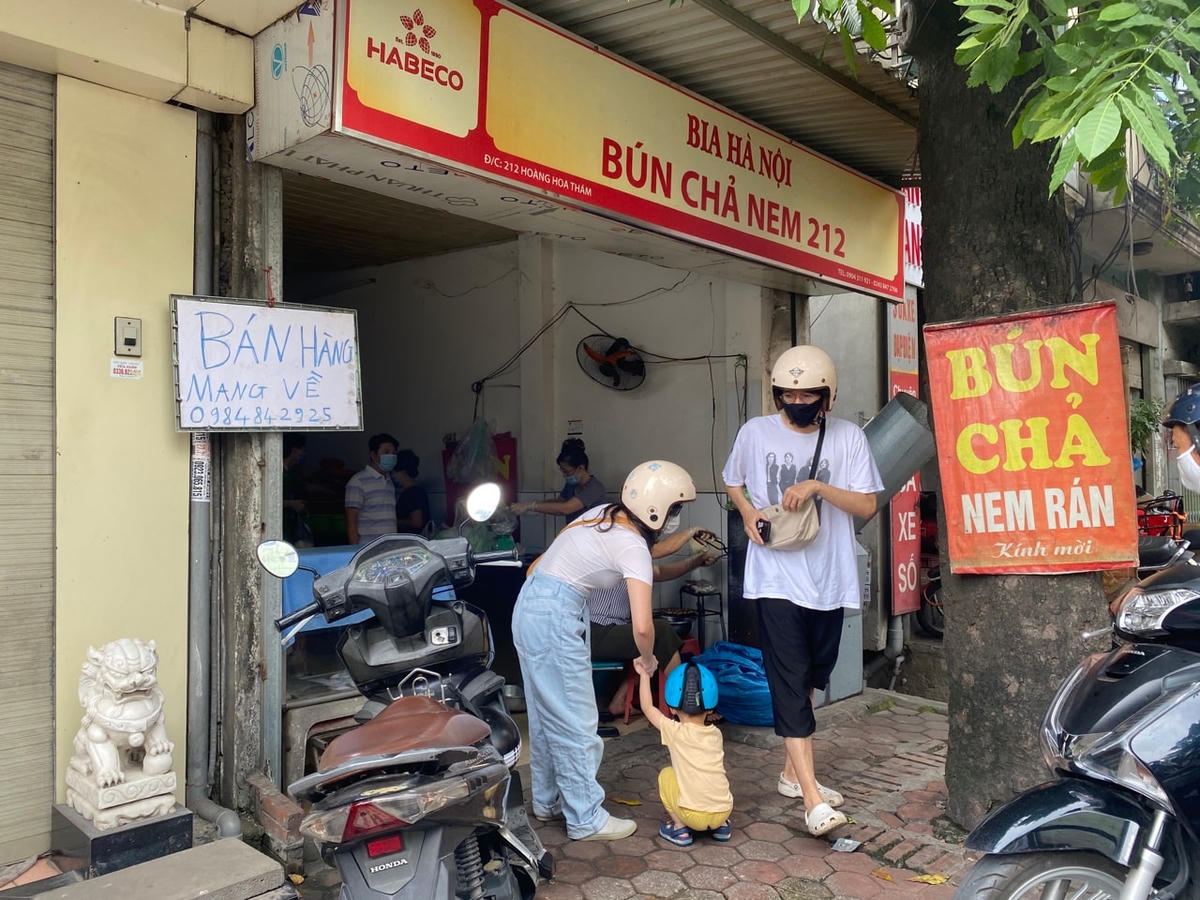 Trên địa bàn quận Ba Đình, Tây Hồ, nhiều quán đã mở cửa trở lại phục vụ khách hàng. Các hàng quán bán những món ăn bình dân, quen thuộc như bún chả, bún ngan… đông khách mua hàng.