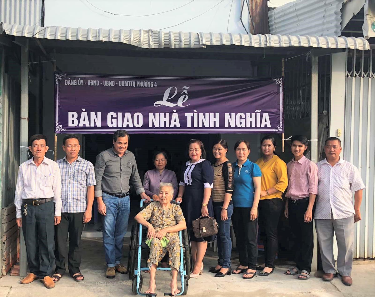 Đại diện các đơn vị tổ chức Lễ bàn giao nhà cho gia đình bà Huỳnh Thị Các.