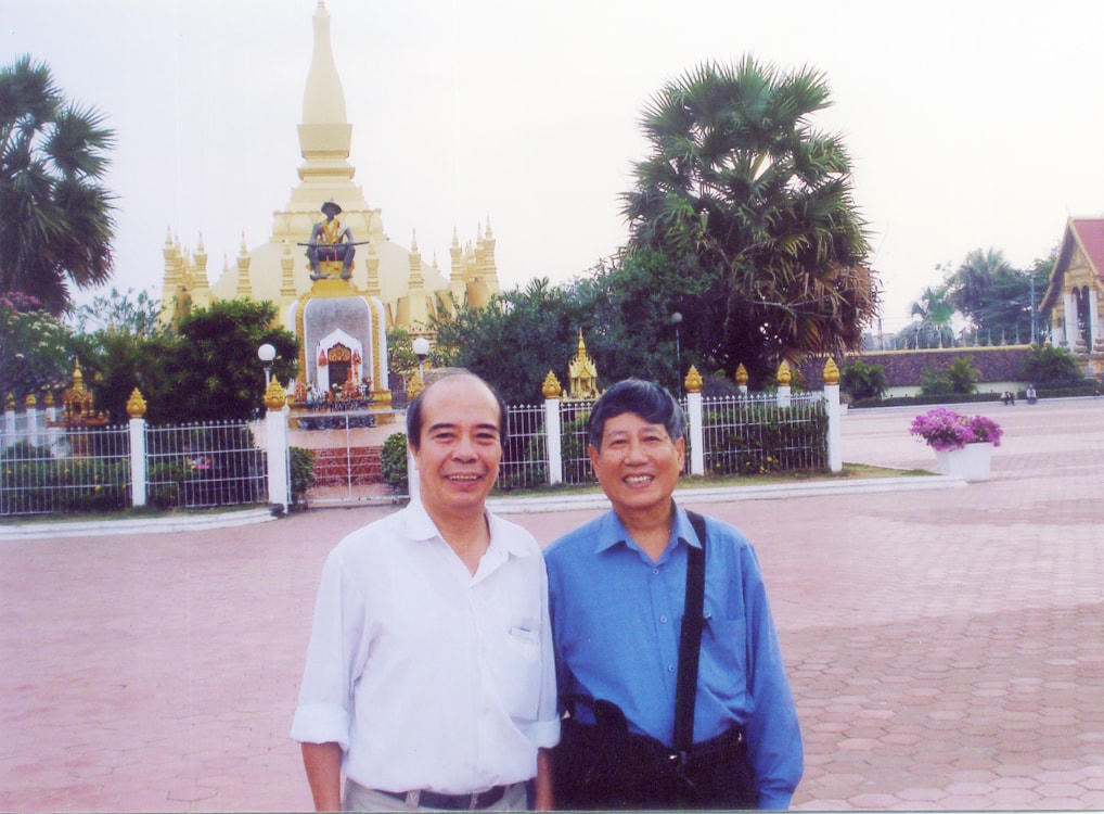 Nhà văn Thăng Sắc (bên phải) và tác giả trong lần sang thủ đô Viêng Chăn (Lào) nhận giải thưởng Văn học sông Mê Kông (tháng 3/2010).