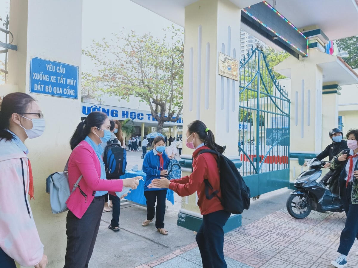 Học sinh trường Trung học cơ sở Thái Nguyên TP Nha Trang đã trở lại trường.