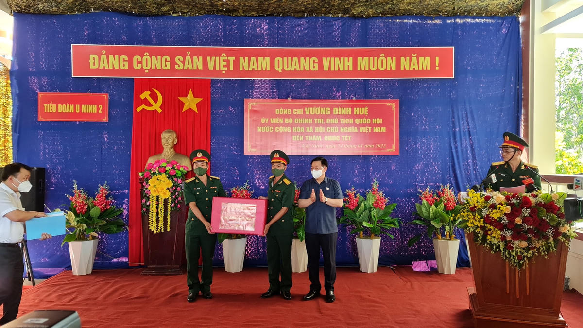 Chủ tịch Quốc hội Vương Đình Huệ đến thăm, chúc Tết và làm việc tại Tiểu đoàn U Minh 2.