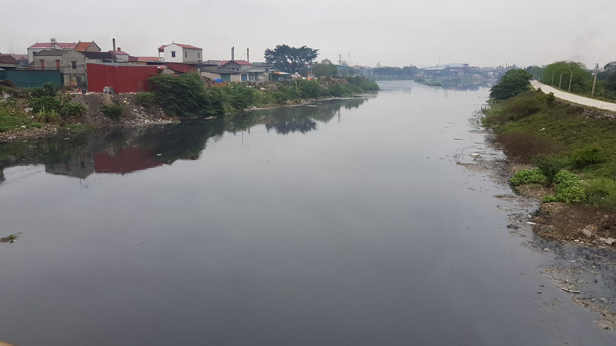 Sông Ngũ Huyện Khê bị ô nhiễm, khiến hệ thống nước ngầm trong vùng bị ảnh hưởng nghiêm trọng. Ảnh: Hà An.