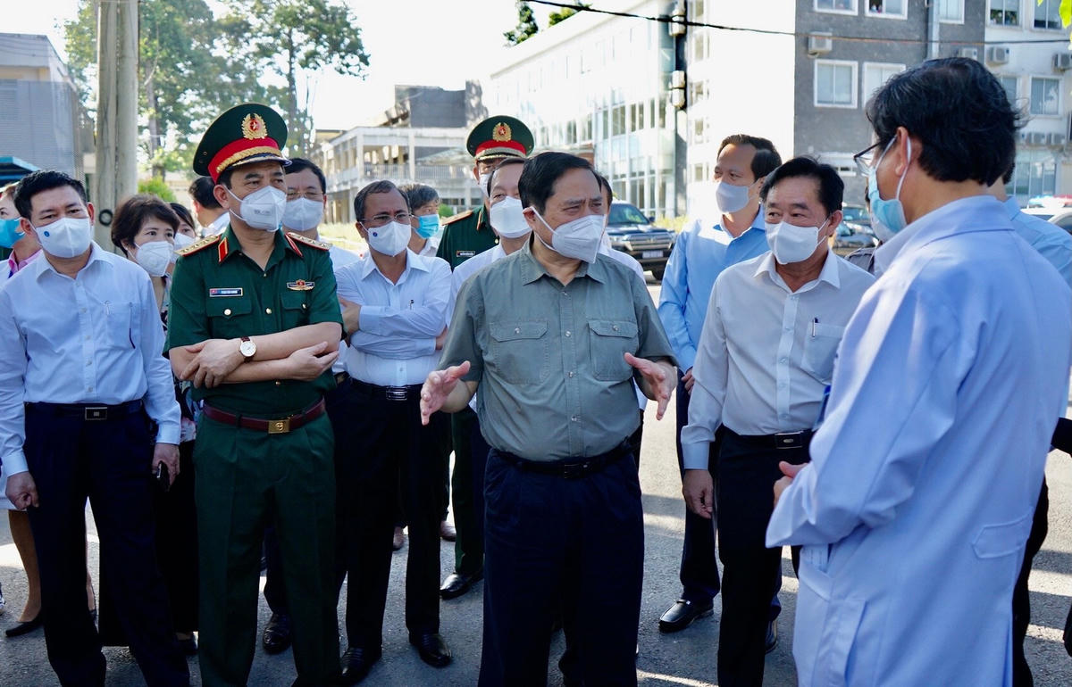 Thủ tướng Chính phủ Phạm Minh Chính và các thành viên đoàn công tác làm việc tại Bệnh viện đa khoa tỉnh Bình Dương.
