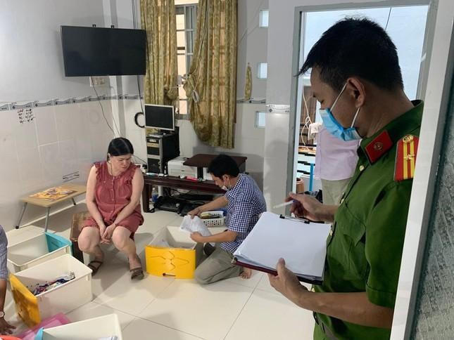 Lực lượng công an khám xét nơi ở của đối tượng cầm đầu Nguyễn Thị Thủy Liên.