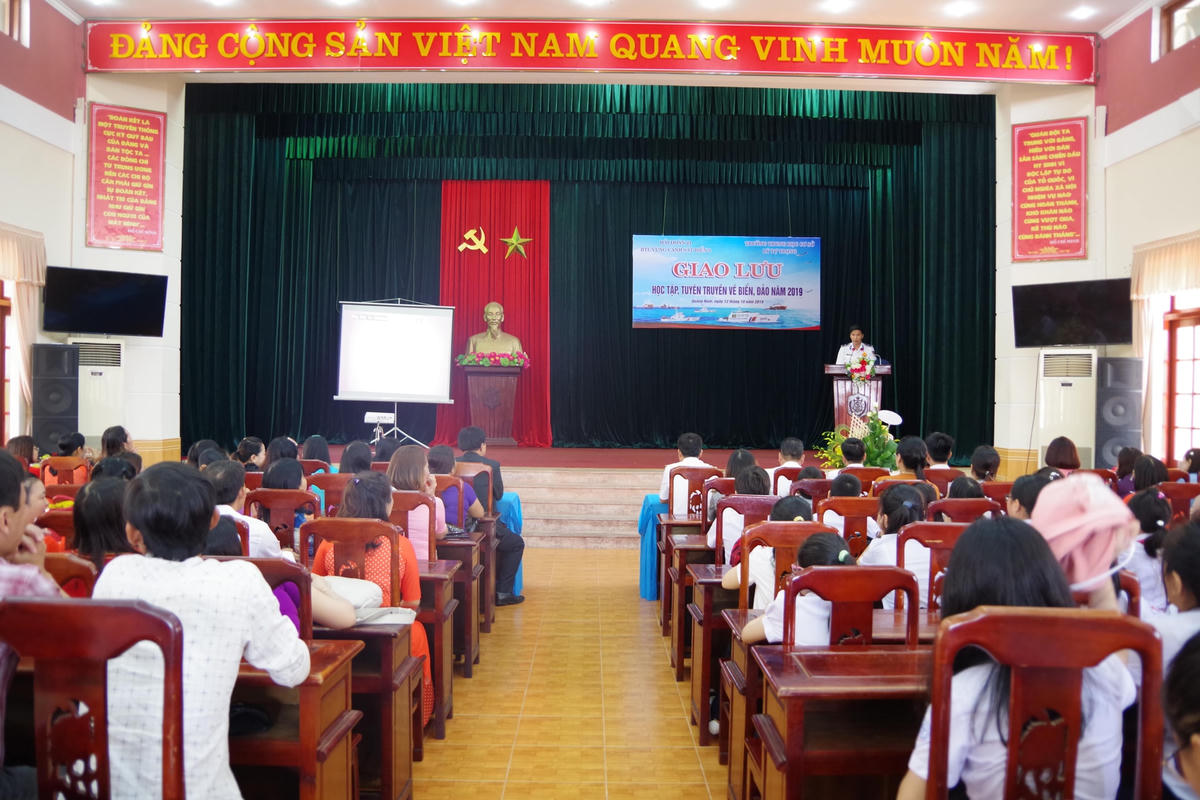 Cảnh sát biển tuyên truyền truyền thống Quân đội nhân dân cho học sinh.