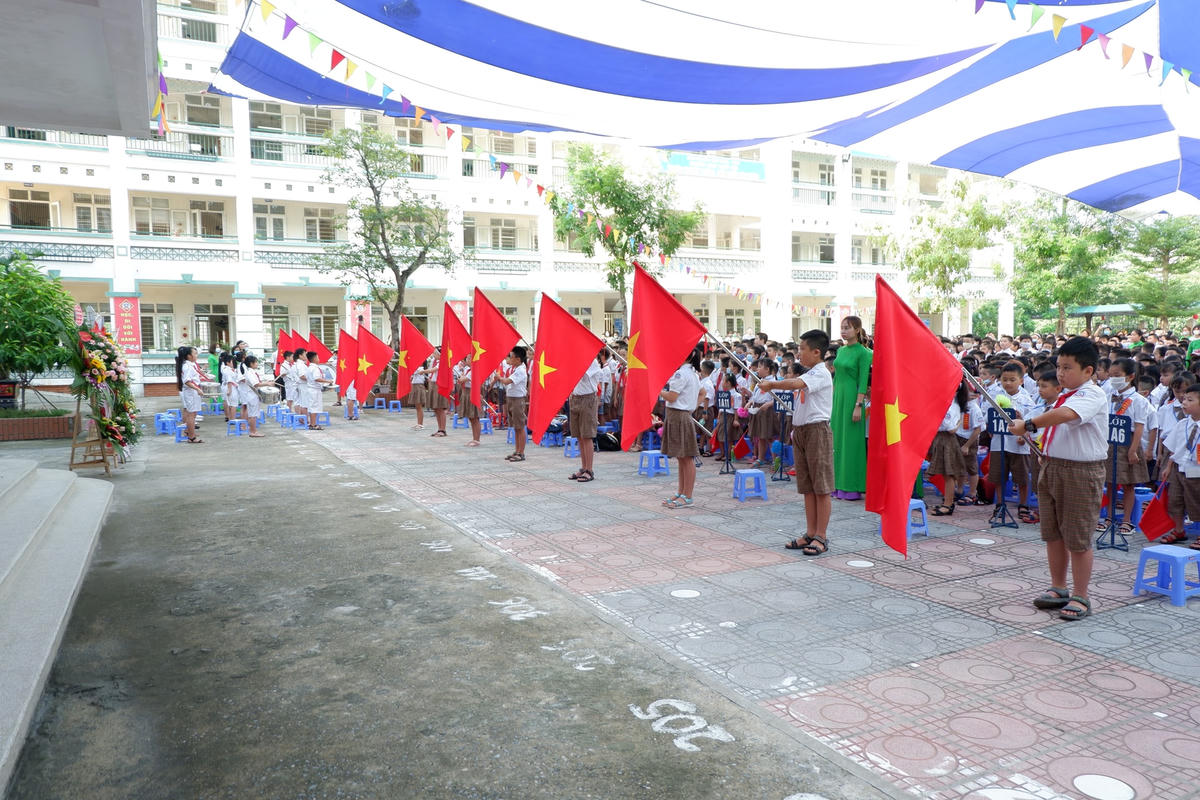 Hoc sinh Hà Nội làm lễ chào cờ.