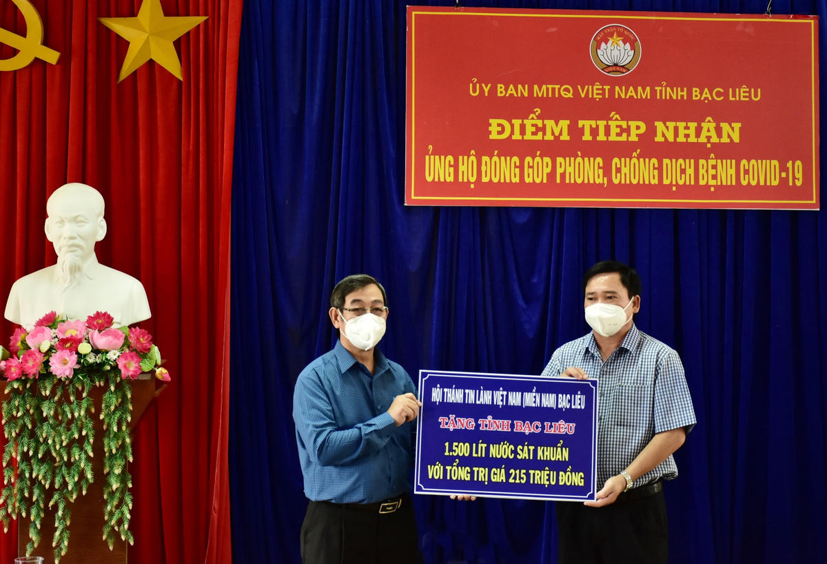 Lãnh đạo Ủy ban Mặt trận Tổ quốc Việt Nam tỉnh Bạc Liêu tiếp nhận 1.500 lít cồn sát khuẩn do Hội thánh tin lành Việt Nam ( miền Nam) tại Bạc Liêu hỗ trợ.