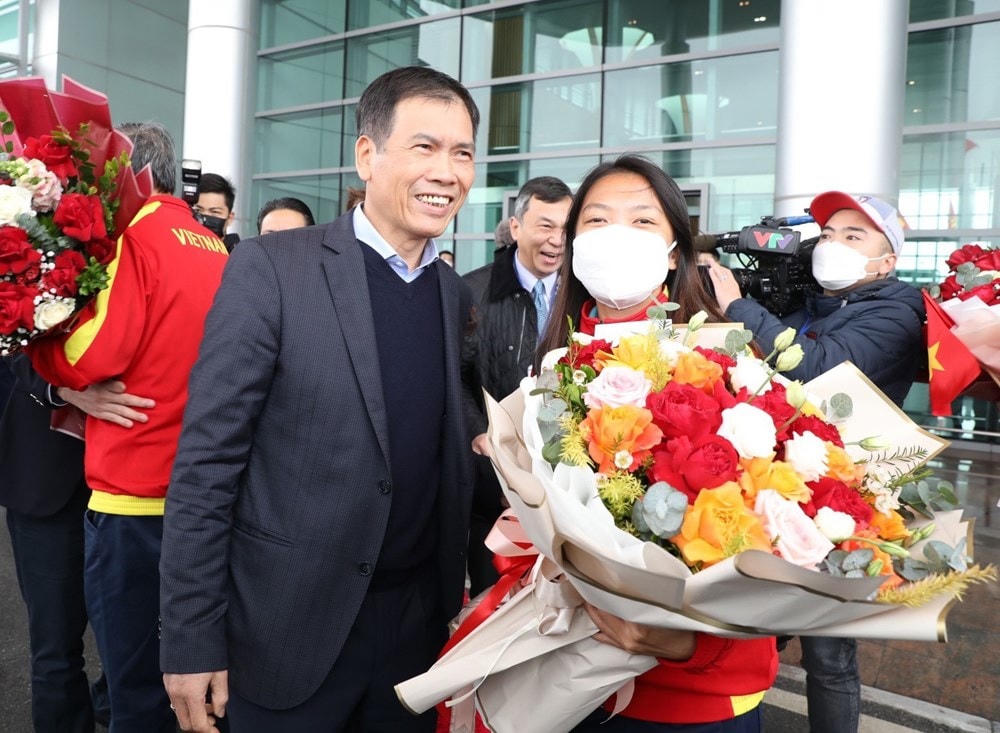 Ông Trần Đức Phấn, Phó Tổng cục trưởng phụ trách Tổng cục Thể dục-Thể thao với Huỳnh Như, đội trưởng Đội tuyển thủ bóng đá nữ Việt Nam. (Ảnh: Minh Quyết/TTXVN).