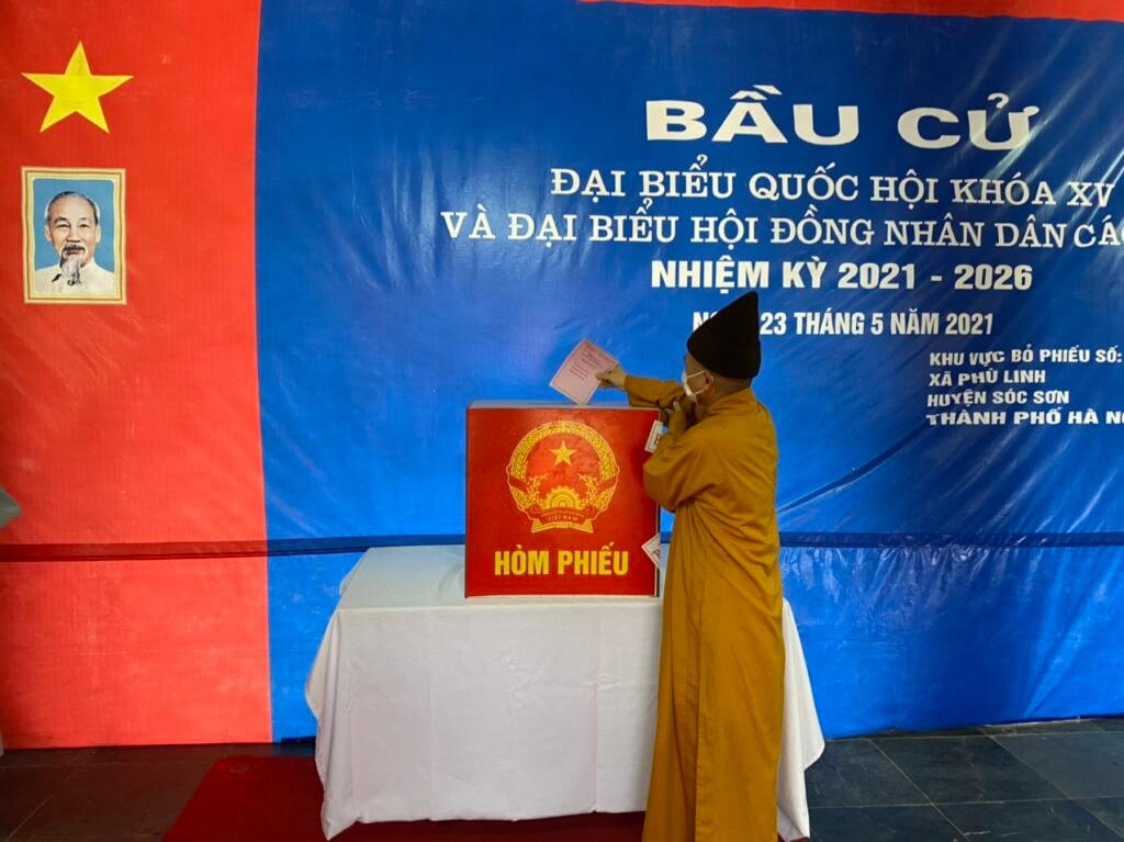 Hòa Thượng Thích Thanh Quyết , Viện trưởng HVPGVN tại Hà Nội thực hiện quyền và nghĩa vụ công dân tại khu vực bỏ phiếu số 09, xã Phù Linh, huyện Sóc Sơn, TP Hà Nội.