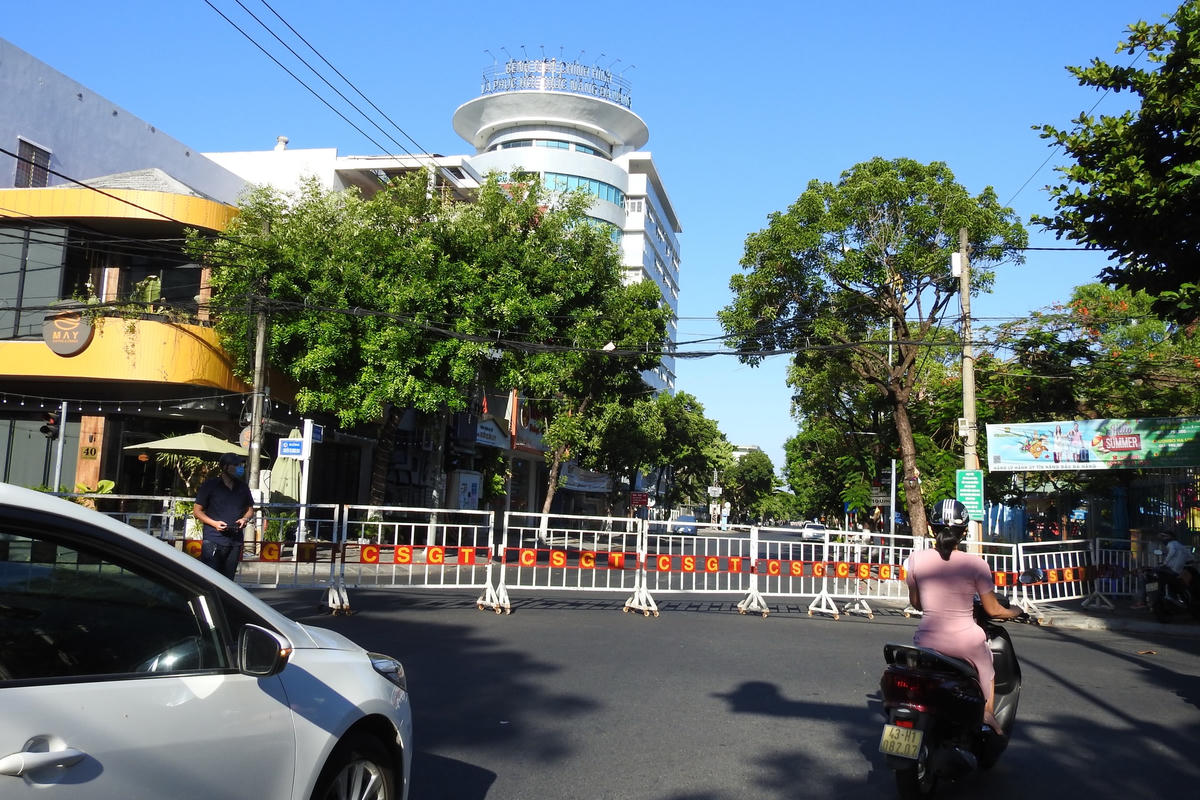 Rào chắn cách ly tại khu vực cổng Bệnh viện Chấn thương chỉnh hình và phục hồi chức năng Đà Nẵng. Ảnh Bình Nguyên.