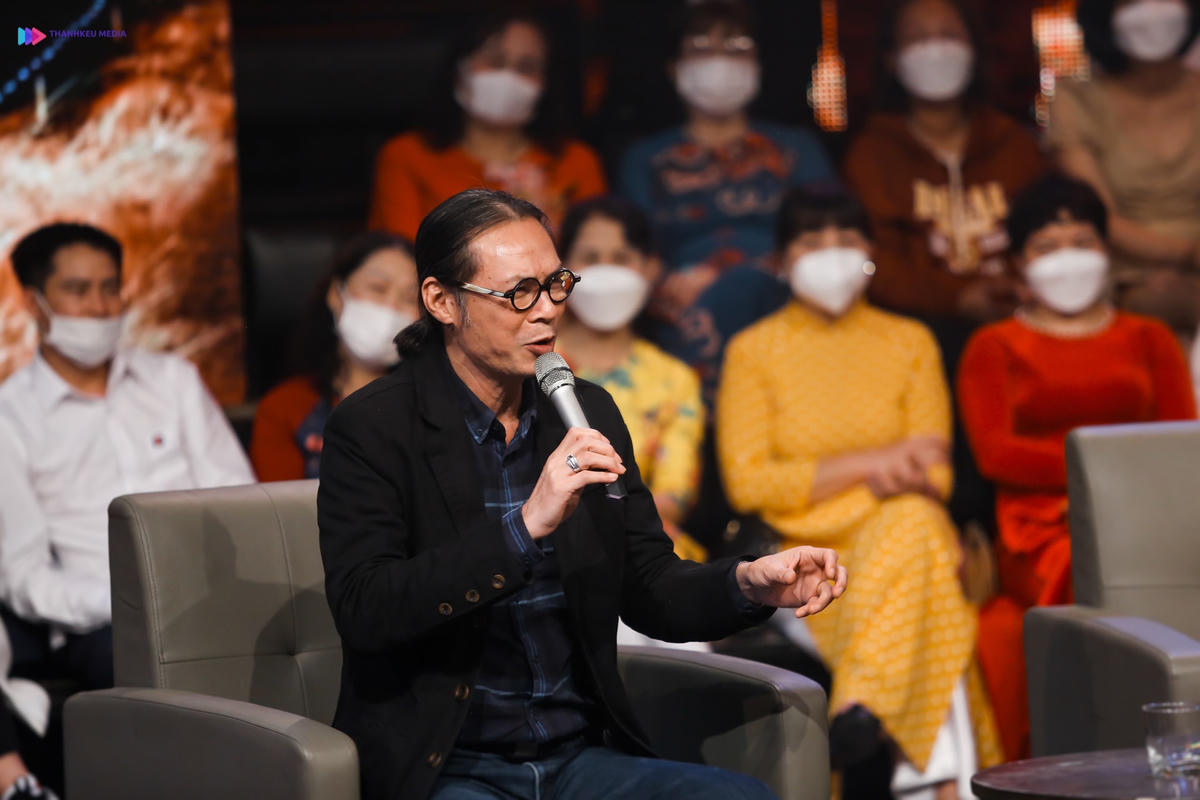 Đạo diễn Trần Lực chia sẻ câu chuyện về giấy khai sinh của con trai.