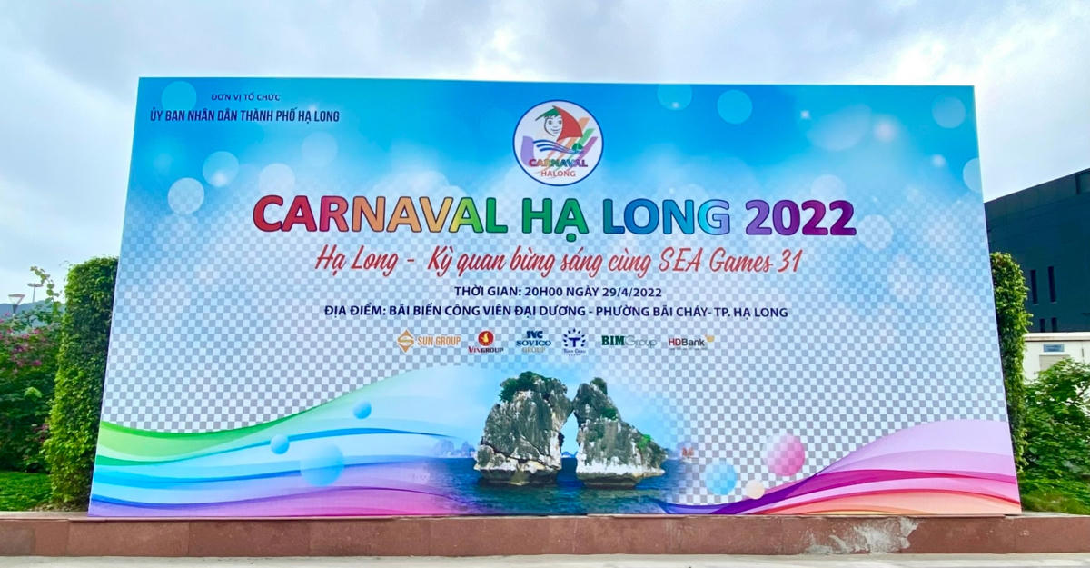 Nhiều người cho rằng phần phông nền hình ô vuông bàn cờ màu trắng, xám ở biển quảng cáo Carnaval Hạ Long 2022 cũ là do "lỗi kỹ thuật" trong thiết kế.