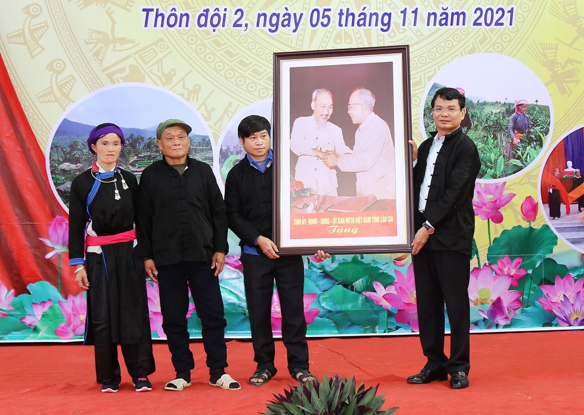 Bí thư Tỉnh ủy Lào Cai Đặng Xuân Phong tặng quà thôn Đội 2, xã Bản Liền huyện Bắc Hà.