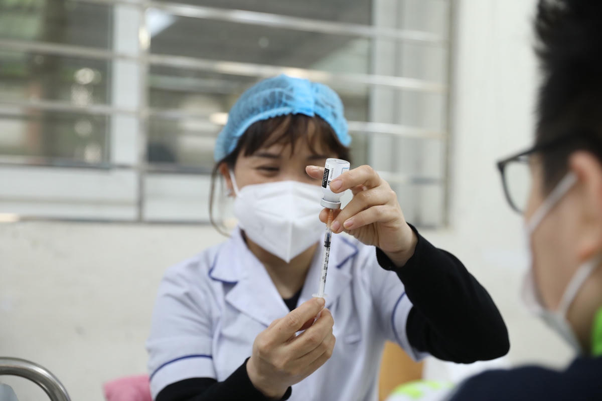 Vaccine Moderna phân bổ đợt này được sử dụng để ưu tiên tiêm cho trẻ 11 tuổi (lớp 6) với liều lượng 0,25ml mỗi trẻ. Trường hợp trẻ đủ 12 tuổi sẽ tiêm liều 0,5ml theo hướng dẫn của Bộ Y tế. Ảnh: Minh Quyết