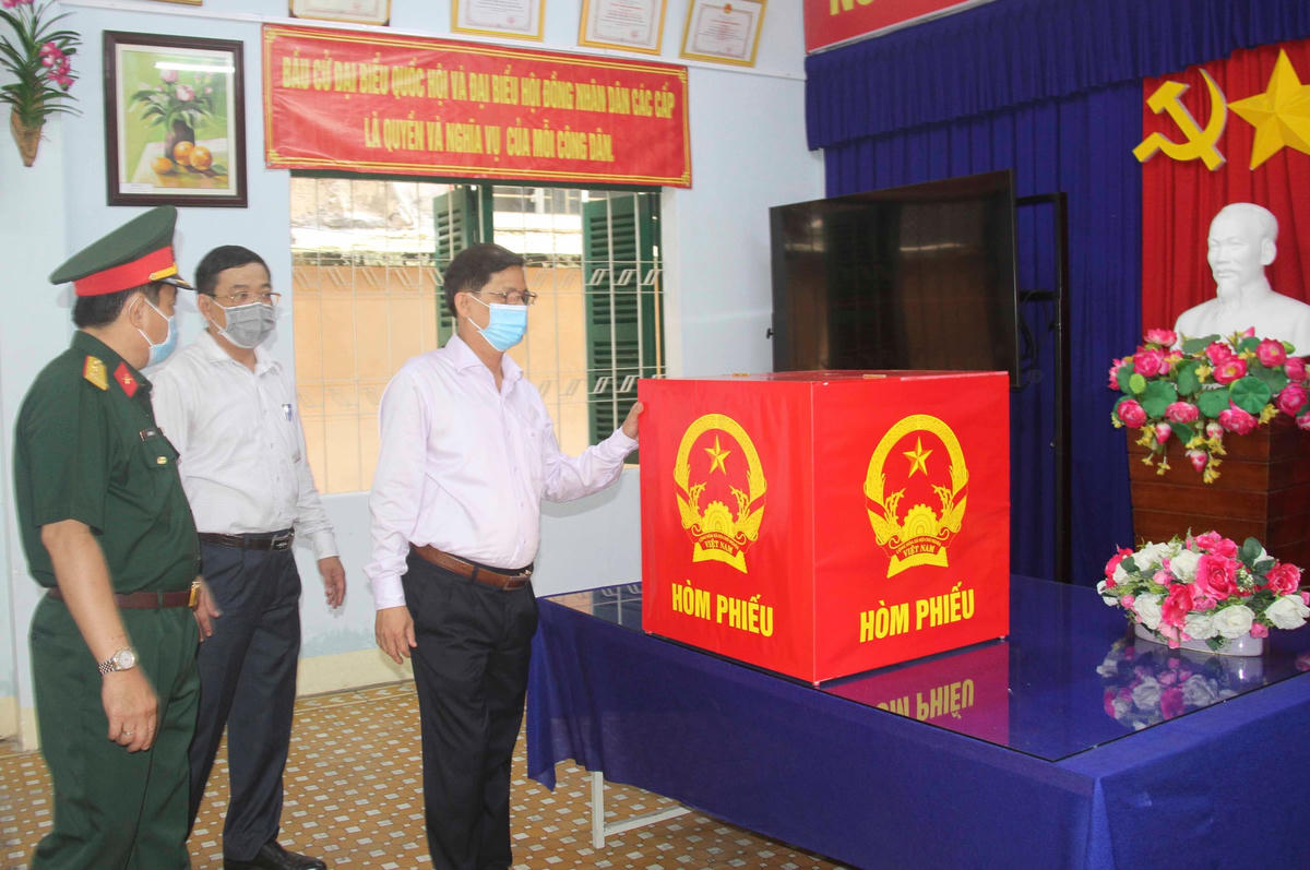 Ông Nguyễn Tấn Tuân, Chủ tịch UBND tỉnh Khánh Hòa, kiểm tra công tác chuẩn bị bỏ phiếu phường Tân Lập, TP Nha Trang.