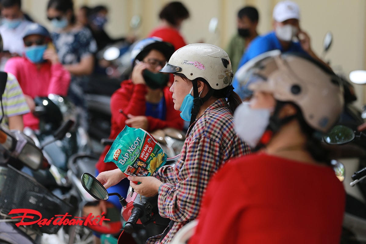 Đeo khẩu trang sai cách nơi đông người là mối nguy cơ lây nhiễm dịch bệnh cho cộng đồng.